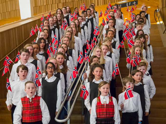 The Norwegian National Opera Children’s Chorus sang the birthday song for King Harald and Queen Sonja at the Oslo Opera House. Photo: Heiko Junge / NTB scanpix 